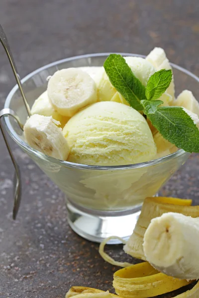 Fruit ice cream with fresh banana and mint — Stock Photo, Image