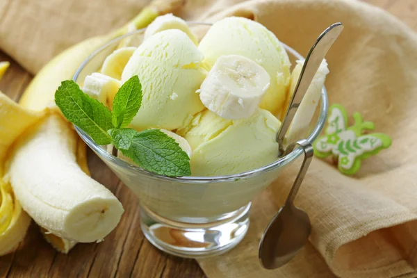 Gyümölcs fagylalt friss banán és a menta — Stock Fotó