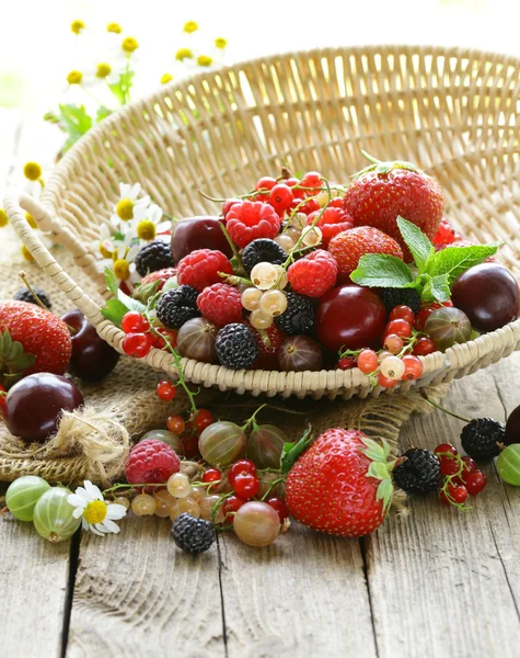 Bagas de verão sortidas (framboesas, morangos, cerejas, groselhas, groselhas ) — Fotografia de Stock