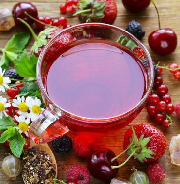 Berry çay taze kuş üzümü, ahududu ve çilek ile