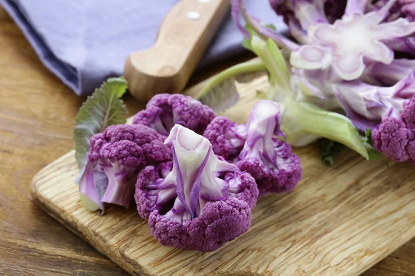 Brócolis roxo em uma mesa de madeira, vida morta rústica — Fotografia de Stock