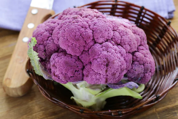 Broccoli viola su un tavolo di legno, nature morte rustiche — Foto Stock