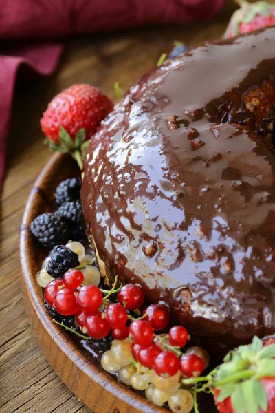 Burete tort cu ganache de ciocolată și fructe de pădure proaspete — Fotografie, imagine de stoc