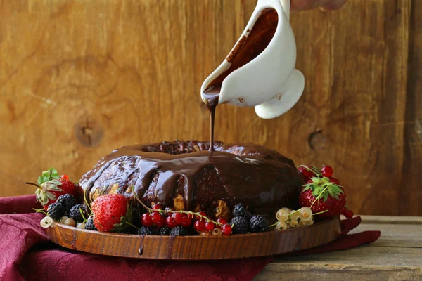 Pastel de esponja con ganache de chocolate y bayas frescas — Foto de Stock