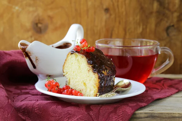 Piškotový dort s čokoládová ganache a čerstvé jahody — Stock fotografie