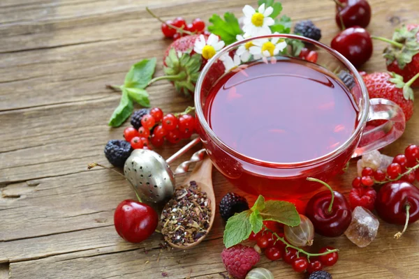 Berry thee met verse aalbessen, frambozen en aardbeien — Stockfoto
