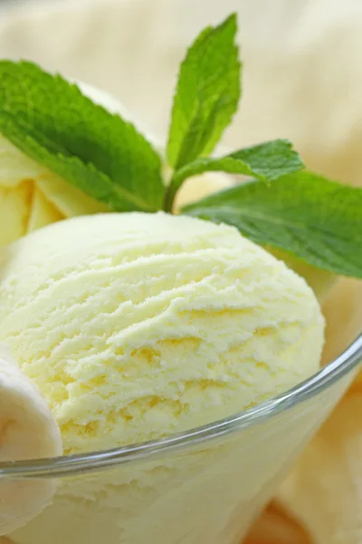 Fruit ice cream with fresh banana and mint — Stock Photo, Image