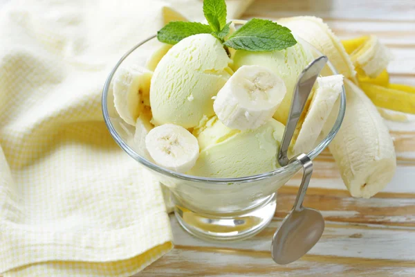 Sorvete de frutas com banana fresca e hortelã — Fotografia de Stock