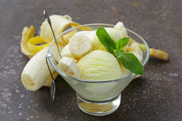 Fruit ice cream with fresh banana and mint — Stock Photo, Image