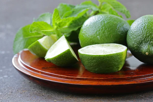 Fresh natural organic green lime with mint leaves — Stock Photo, Image