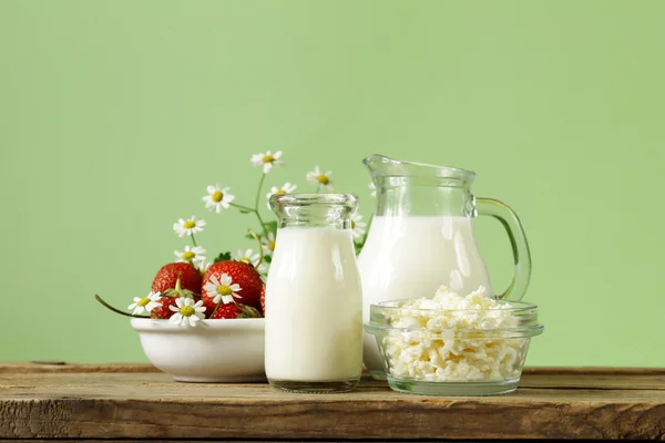 Κατάταξη των γαλακτοκομικών προϊόντων (γάλα, βούτυρο, κρέμα γάλακτος, γιαουρτιού) ρουστίκ νεκρή φύση — Φωτογραφία Αρχείου