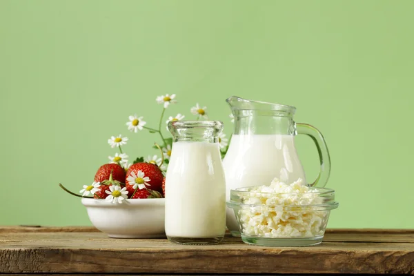 Surtido de productos lácteos (leche, mantequilla, crema agria, yogur) naturaleza muerta rústica —  Fotos de Stock