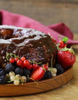 sünger kek çikolata ganache ve taze çilek