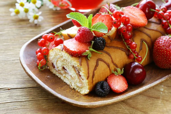 Kekseroulade mit Buttercreme und frischen Beeren — Stockfoto