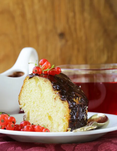 Sponge cake with chocolate ganache and fresh berries — Stock Photo, Image