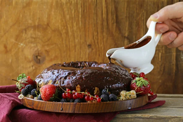 Sponge cake with chocolate ganache and fresh berries — Stock Photo, Image