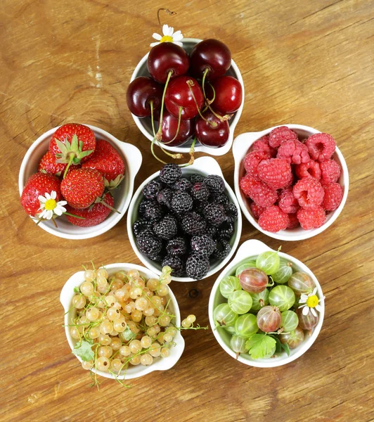 Bagas de verão sortidas (framboesas, morangos, cerejas, groselhas, groselhas ) — Fotografia de Stock