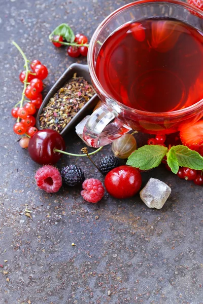 Berry tea with fresh currants, raspberries and strawberries — Stock Photo, Image