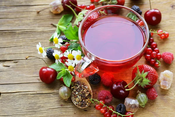 Berry thee met verse aalbessen, frambozen en aardbeien — Stockfoto