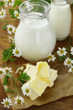 Sarı tereyağlı taze süt, rustik natürmort bir sürahi