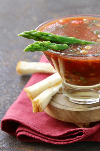 Traditional Spanish cold tomato soup gazpacho with green asparagus and crackers — Stock Photo, Image