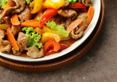 sığır eti fajitas ahşap bir masa üzerinde tavada renkli biber ile