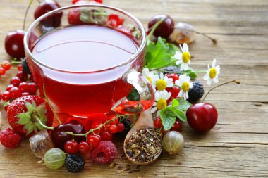 Berry çay taze kuş üzümü, ahududu ve çilek ile