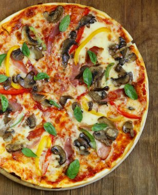 mantar, biber ve pancetta geleneksel İtalyan pizza