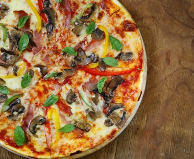 mantar, biber ve pancetta geleneksel İtalyan pizza