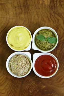 Soslar - ketçap, hardal, pesto farklı türleri