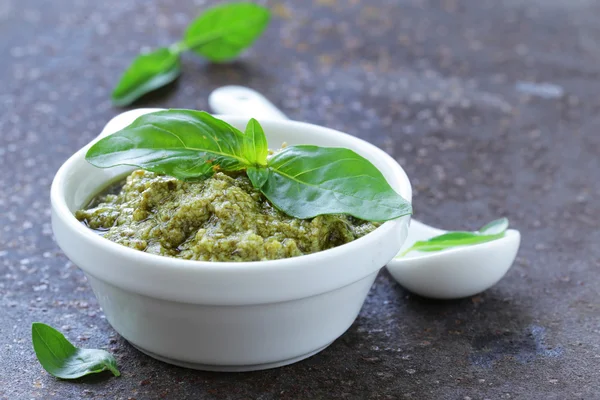 Molho tradicional pesto italiano com manjericão e azeite — Fotografia de Stock