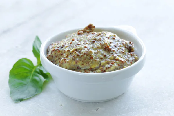 Salsa de mostaza amarilla tradicional en un tazón blanco —  Fotos de Stock