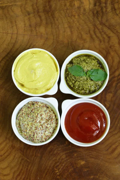 Los tipos diferentes de las salsas - el ketchup, la mostaza, el pesto — Foto de Stock