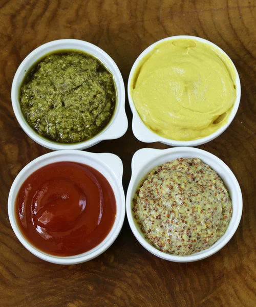 Diferentes tipos de molhos - ketchup, mostarda, pesto — Fotografia de Stock
