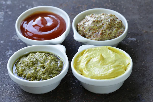 Verschillende soorten sauzen - ketchup, mosterd, pesto — Stockfoto