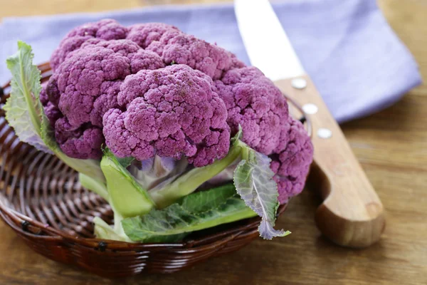 Purple brokolice na dřevěný stůl, venkovské zátiší — Stock fotografie