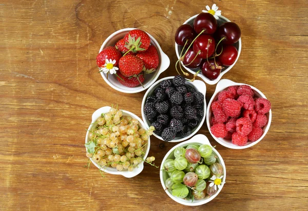 Variedad de bayas de verano (frambuesas, fresas, cerezas, grosellas, grosellas ) —  Fotos de Stock