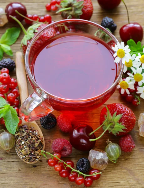 Ягодный чай со свежей смородиной, малиной и клубникой — стоковое фото