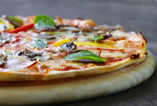 Traditional Italian pizza with mushrooms, peppers and pancetta — Stock Photo, Image