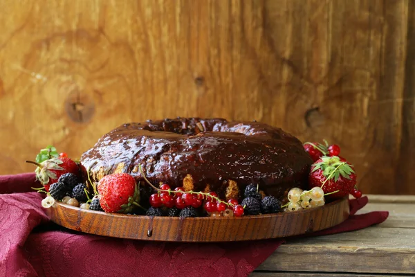 Pastel de esponja con ganache de chocolate y bayas frescas —  Fotos de Stock