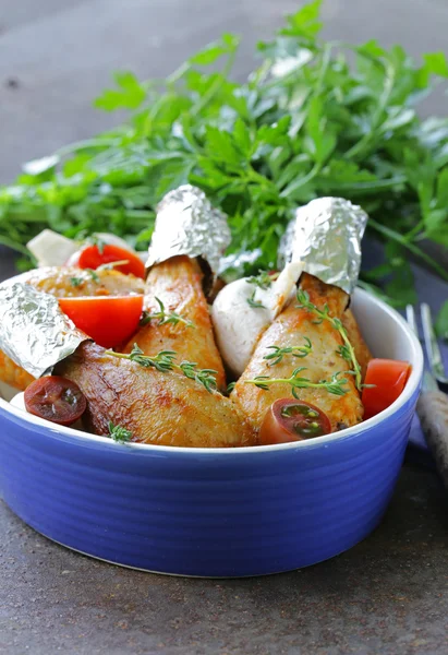 Fried chicken legs with herbs and spices, vegetables for garnish — Stock Photo, Image