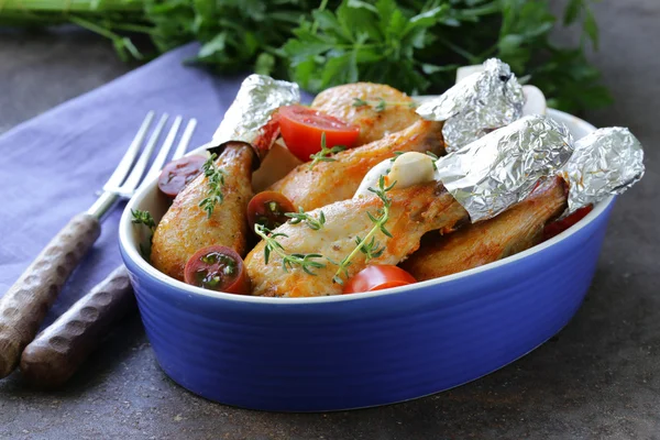 Patas de pollo frito con hierbas y especias, verduras para decorar — Foto de Stock