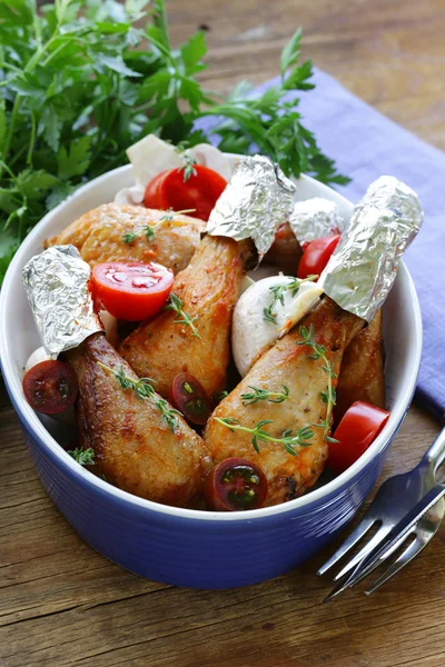 Patas de pollo frito con hierbas y especias, verduras para decorar —  Fotos de Stock