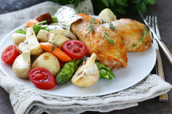 Gambe di pollo fritte con erbe e spezie, verdure per guarnire — Foto Stock