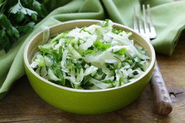 lahana (lahana salatası), salatalık ve maydanoz - taze yeşil salata sağlıklı gıda