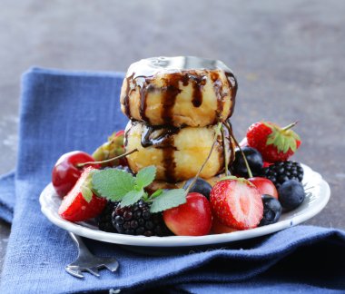 süzme peynirli gözleme (cheesecakes) taze çilek ile