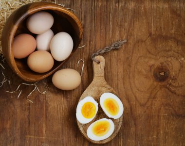 Ahşap arka plan üzerinde çiftlik doğal organik yumurta