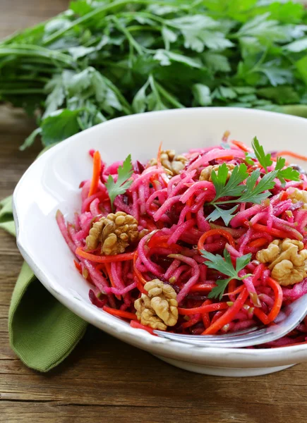 Salat mit Karotten, Roter Bete, Apfel und Walnüssen — Stockfoto