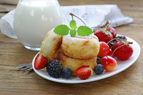 Tvarohové palačinky (tvarohové koláče) s čerstvým ovocem — Stock fotografie