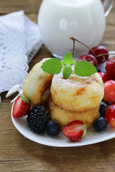 Cottage cheese pancakes (cheesecakes) with fresh berries — Stock Photo, Image